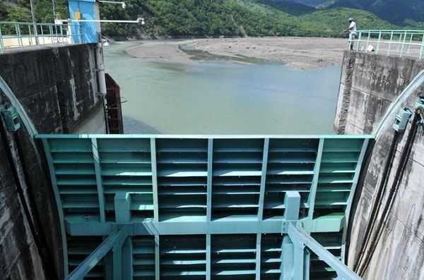 Limpian Valdesia para evitar cierre acueducto