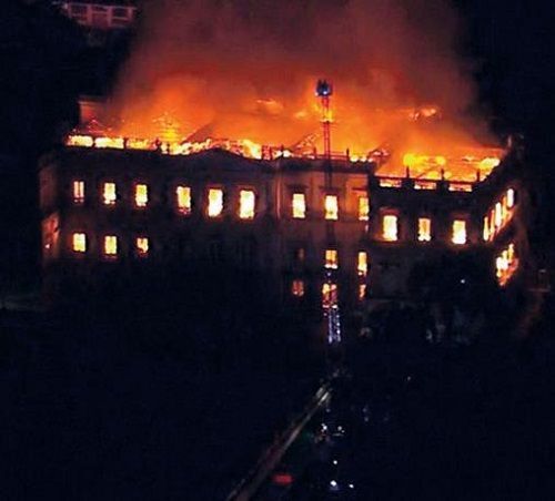 Un fuego devasta un museo en Río