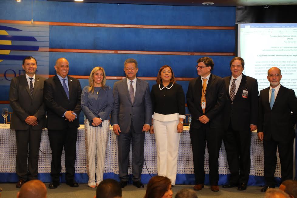 Al centro Leonel Fernández junto a participantes en la Cumbre Internacional de Seguridad Energética