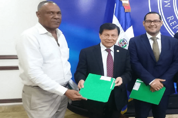 Embajador y derechos humanos de Guatemala reciben pre-proyecto de controlar natalidad en RD