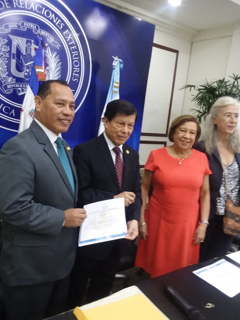 Embajador de Guatemala y otros comisionados durante clausura de taller de derechos humanos
