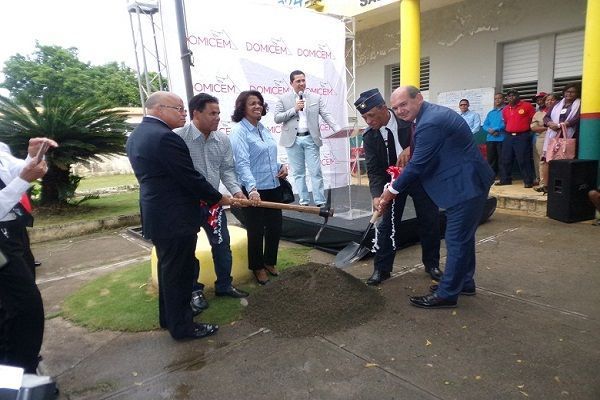 Presidente DOMICEN da primer picazo construcción estación bomberos Palenque SC