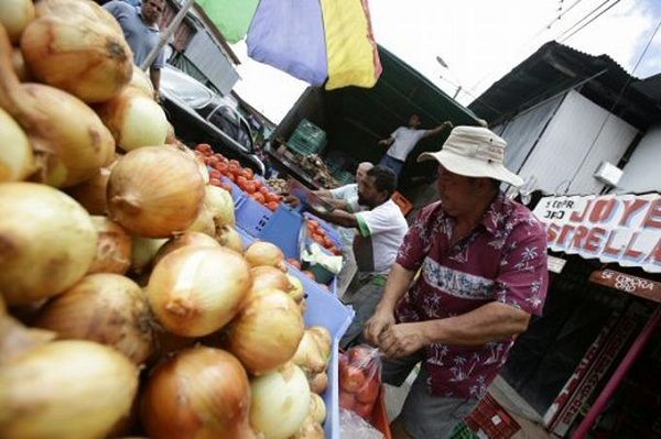 Costarricenses cierran frontera con Panamá en rechazo a la reforma fiscal