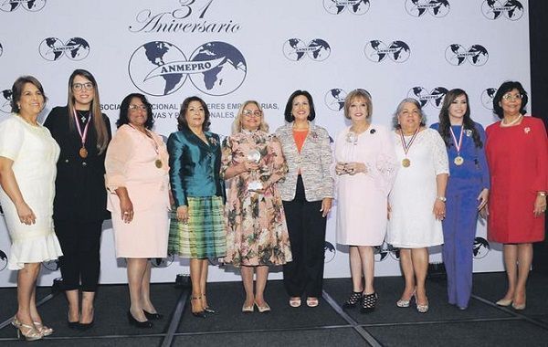 Embajadora recibe un reconocimiento