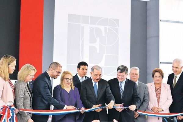 Empresa inaugura nueva planta de equipos médicos
