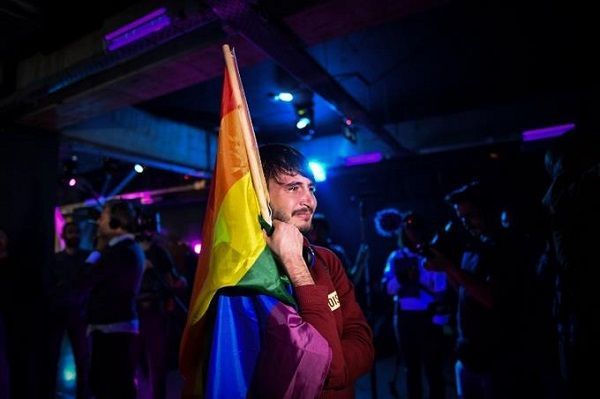 Fracasa referendo que veta matrimonio gay en Rumanía por la abstención masiva