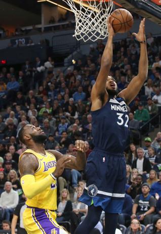 Towns se sacude