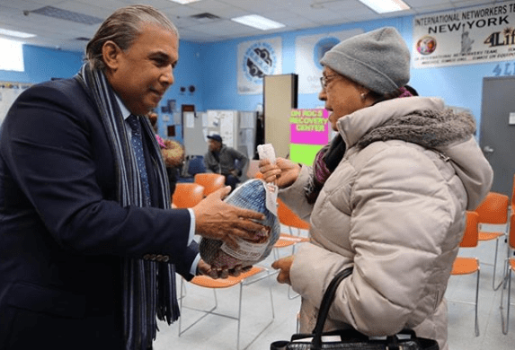 Cónsul dominicano en Nueva York entrega pavos a dominicanos por día de acción de gracias 