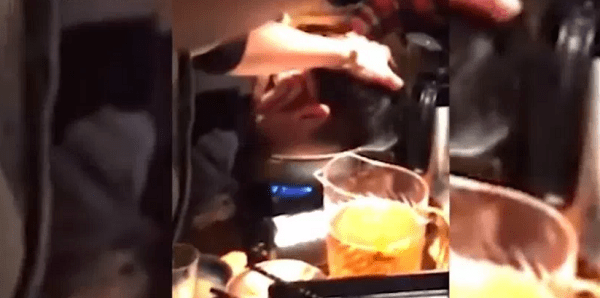 Jefe obliga a empleado a sumergir su cara en agua hirviendo