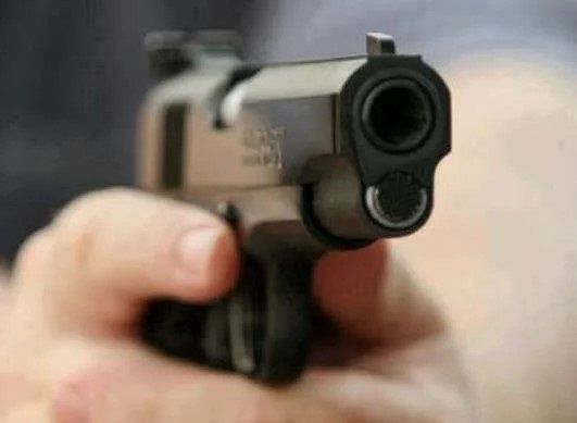 Asaltantes hieren Policía y lo despojan de dinero de agencia de envíos en Barahona