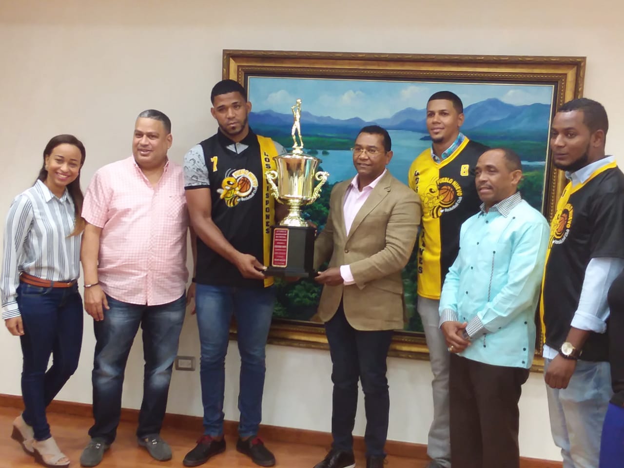 Demetrio Lluberes recibe trofeo de directivos y jugadores del equipo ganador