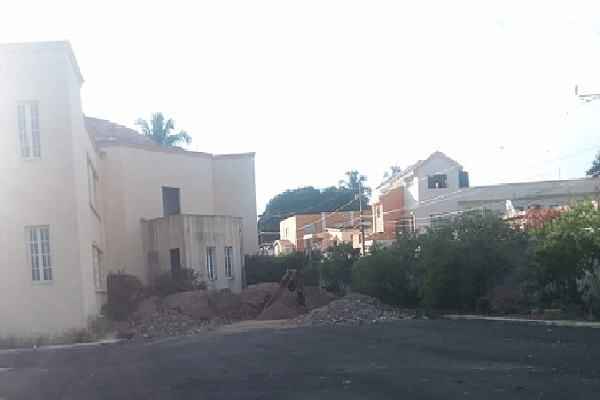 Denuncian camioneros instalan depósito agregados construcción en áreas verdes Liceo Musical SC