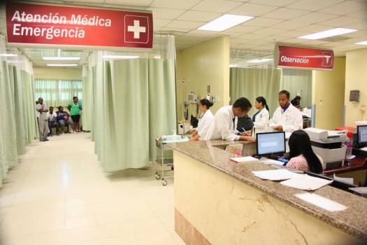 Director del Servicio Nacional de Salud entrega equipos en el Darío Contreras.