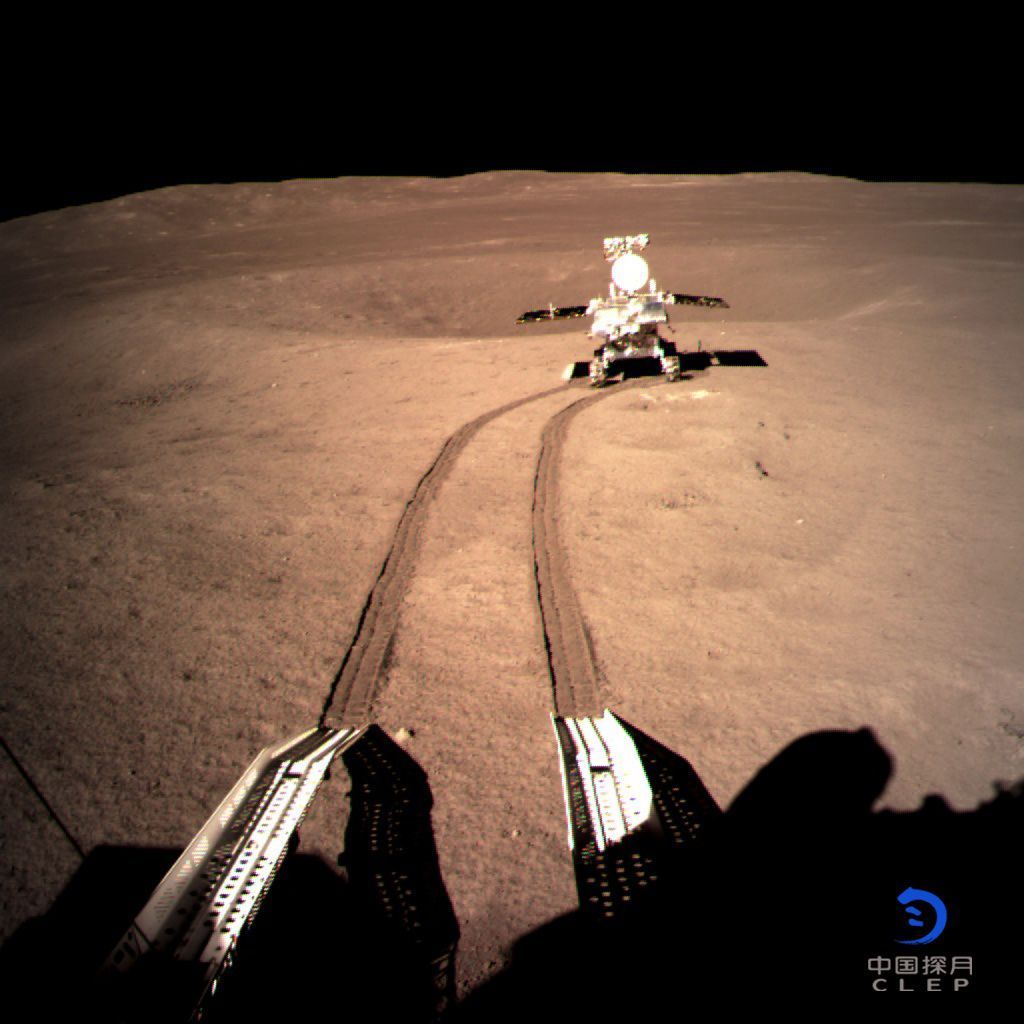 Las primeras huellas de China en la Luna: el robot ‘Yutu 2’ comienza a explorar su cara oculta