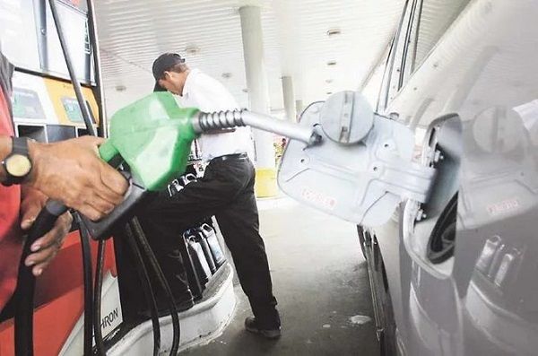 Industria y Comercio dispone alzas en los combustibles