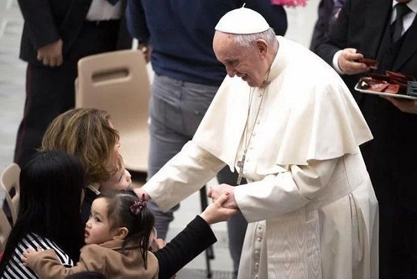 El papa denuncia una cultura hostil a la humanidad, aliada con el dinero