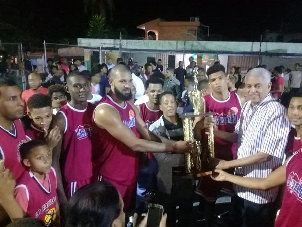 La barranca se corona campeón del torneo navideño de baloncesto del Sector Canastica; Alcalde Nelson Guillen entrega premios a los ganadores