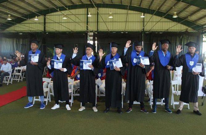 Prospectos de Minnesota se gradúan de bachilleres