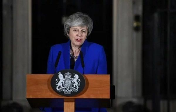 May sobrevive a la moción de censura y busca un «plan B» para el «brexit»