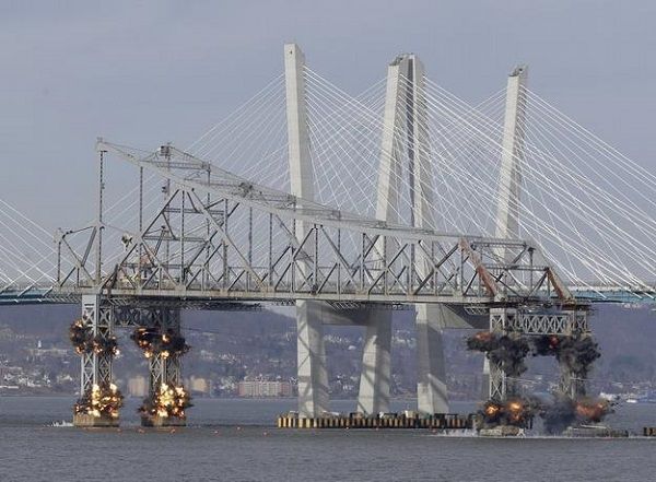 Trozos del puente Tappan Zee caen al Hudson tras detonación