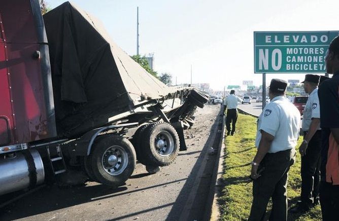 El Intrant dispone vehículos pesados irán por carril derecho