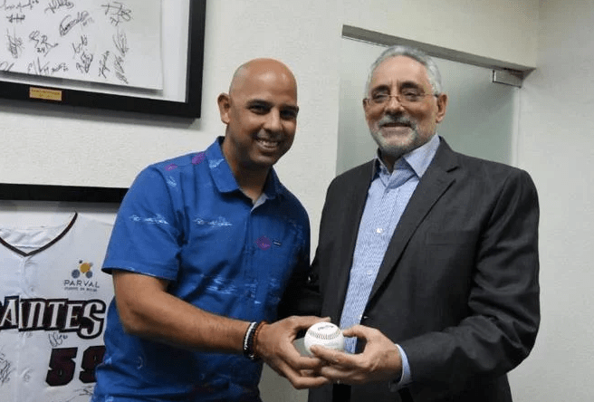 Cora de visita en Dominicana; comparte con Vitelio Mejía