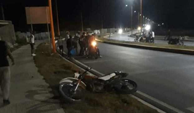 Muere conductor de motor DT al chocar con un poste del tendido eléctrico próximo a La UASD CENTRO BARAHONA