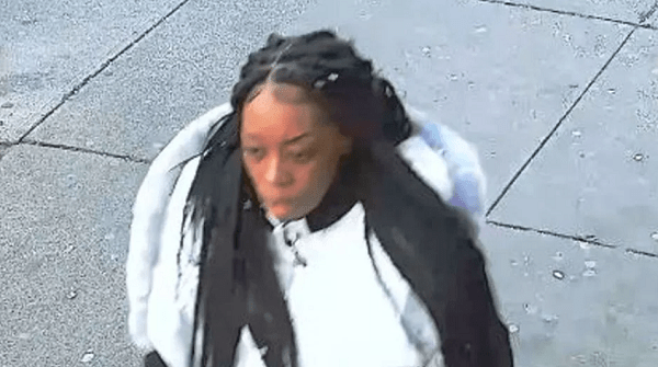 Mujer destroza a batazos cristal de negocio en El Bronx porque no tenían empanadas