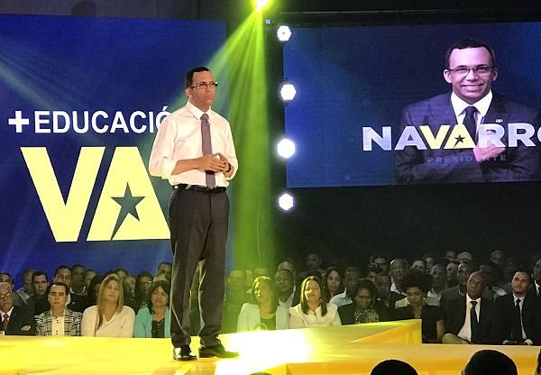 Andrés Navarro renuncia a Educación y presenta precandidatura a presidente