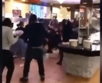 Un insulto racista acaba en pelea brutal entre dos familias. Todo quedó registrado en un video