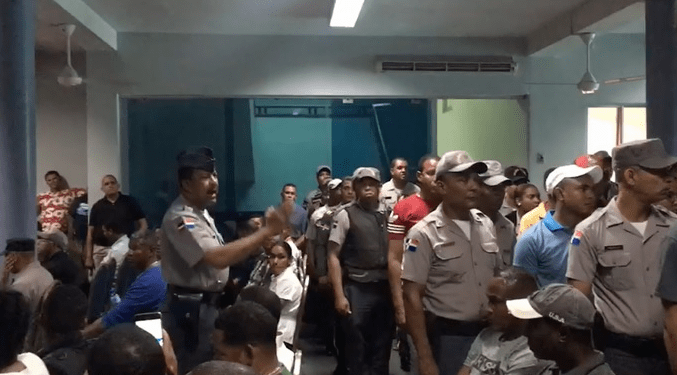 Decenas oficiales de la Policía Nacional protestan porque no fueron ascendidos