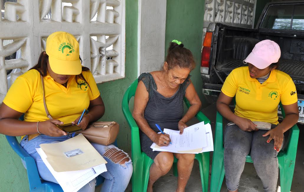 Dirigentes del Frente Amplio mientras inscriben de la candidatura de Rdicardo de la Cruz en Santo Domingo Este