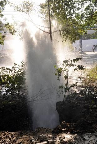 Avería provoca fuga de agua de gran magnitud en Santiago y deja varios sectores sin servicio