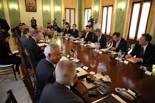 Delegación china pasa revista a acuerdos firmados con RD