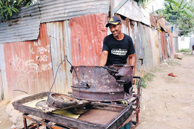 Víctor cambió su sueño deportivo por la venta de batatas asadas