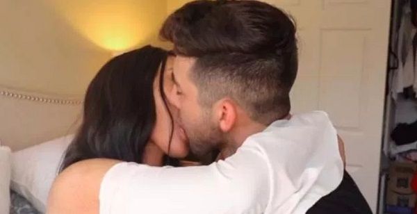¿YouTuber besa en la boca a su hermana en reto viral?; usuarios catalogan de incesto el acto
