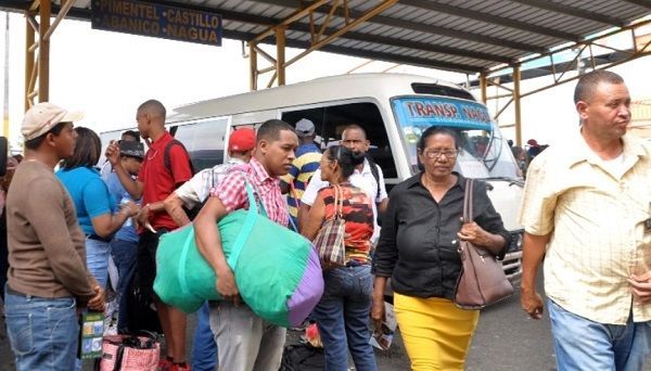 Pasajeros abarrotan terminales de autobuses por asueto de Semana Santa