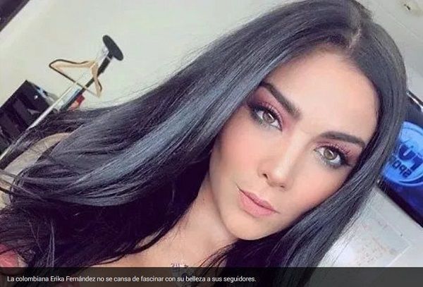 Erika Fernández deja ver toda su retaguardia tumbada boca abajo en la cama
