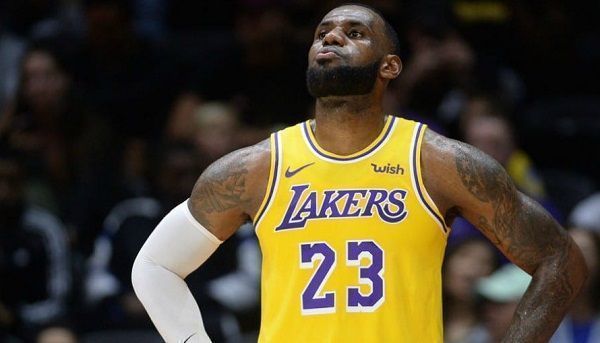 La camiseta de LeBron con Lakers es la más vendida