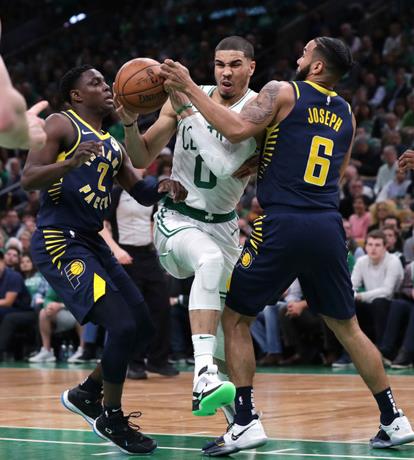 Irving y Antetokounmpo guían victorias de Celtics y los Bucks
