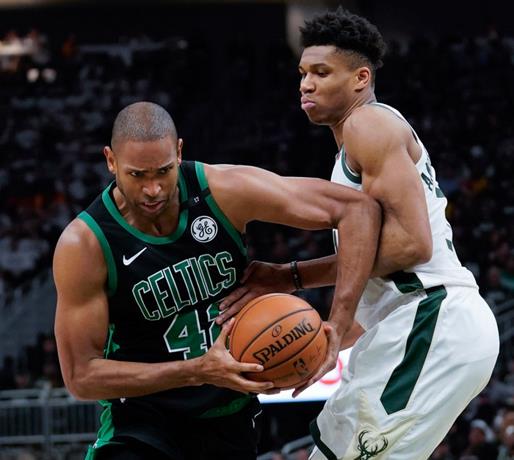 Doble-doble para Horford ante Bucks