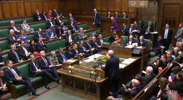 El Parlamento no respalda ninguna de las alternativas para el «brexit»