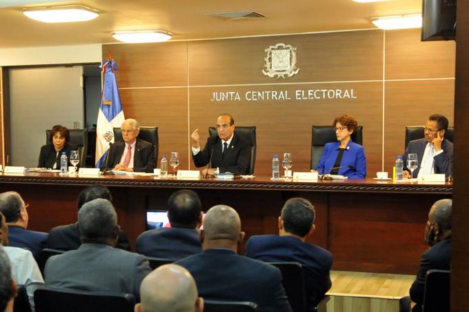 El voto de arrastre desata controversia por pedido de la Junta Central Electoral