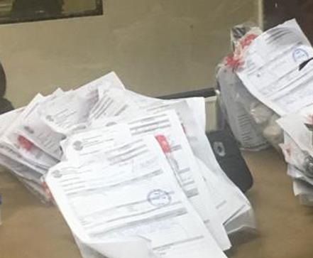 En el Inacif trabajan en medio del calor y en muy poco espacio