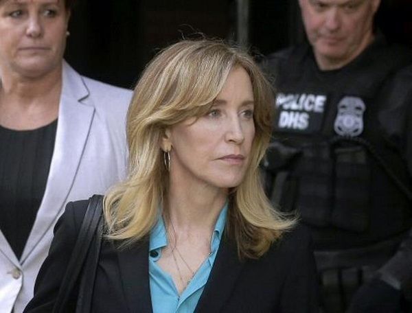 Felicity Huffman y 12 padres se declaran culpables en estafa universitaria