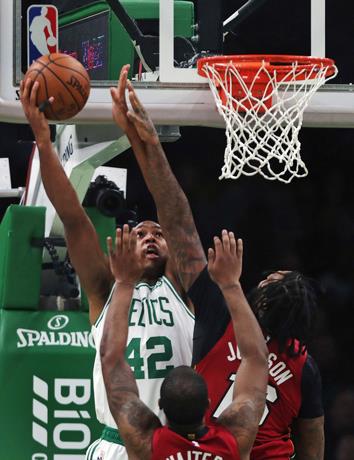 Horford en gran noche, hace un triple-doble en victoria de Boston