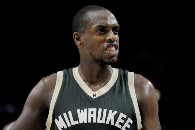 Khris Middleton conduce tercer triunfo de Bucks