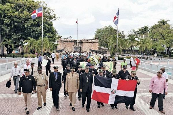 Los sobrevivientes de la guerra marcharon hasta el Altar de la Patria