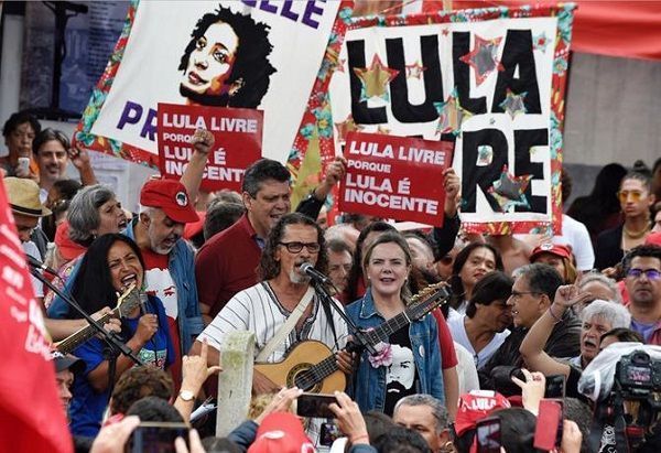 Marchan para reclamar la libertad de Lula da Silva