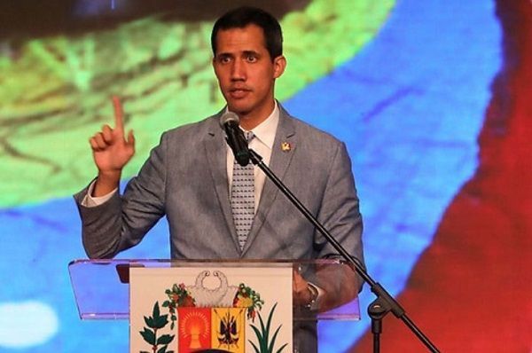 Guaidó insiste en cooperación militar frente a endeble protesta contra Maduro